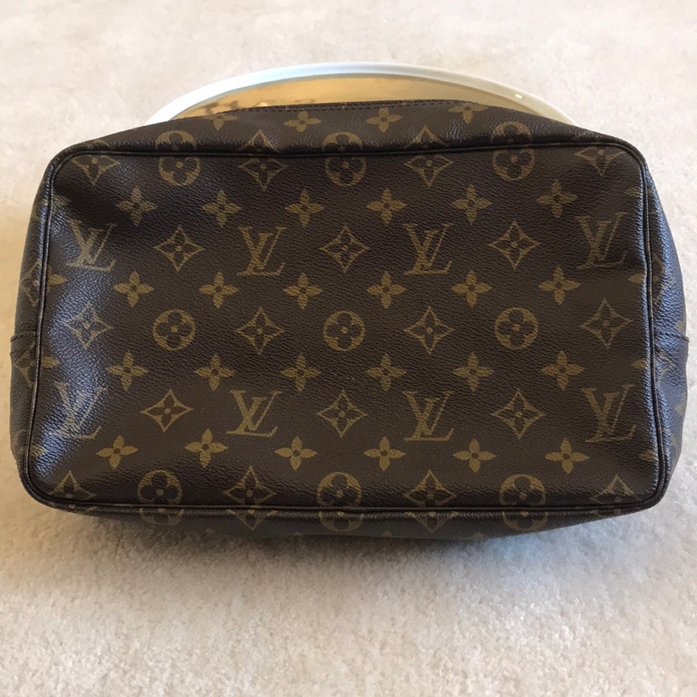 Authentic Louis Vuitton Trousse de Toilette 28 Bag